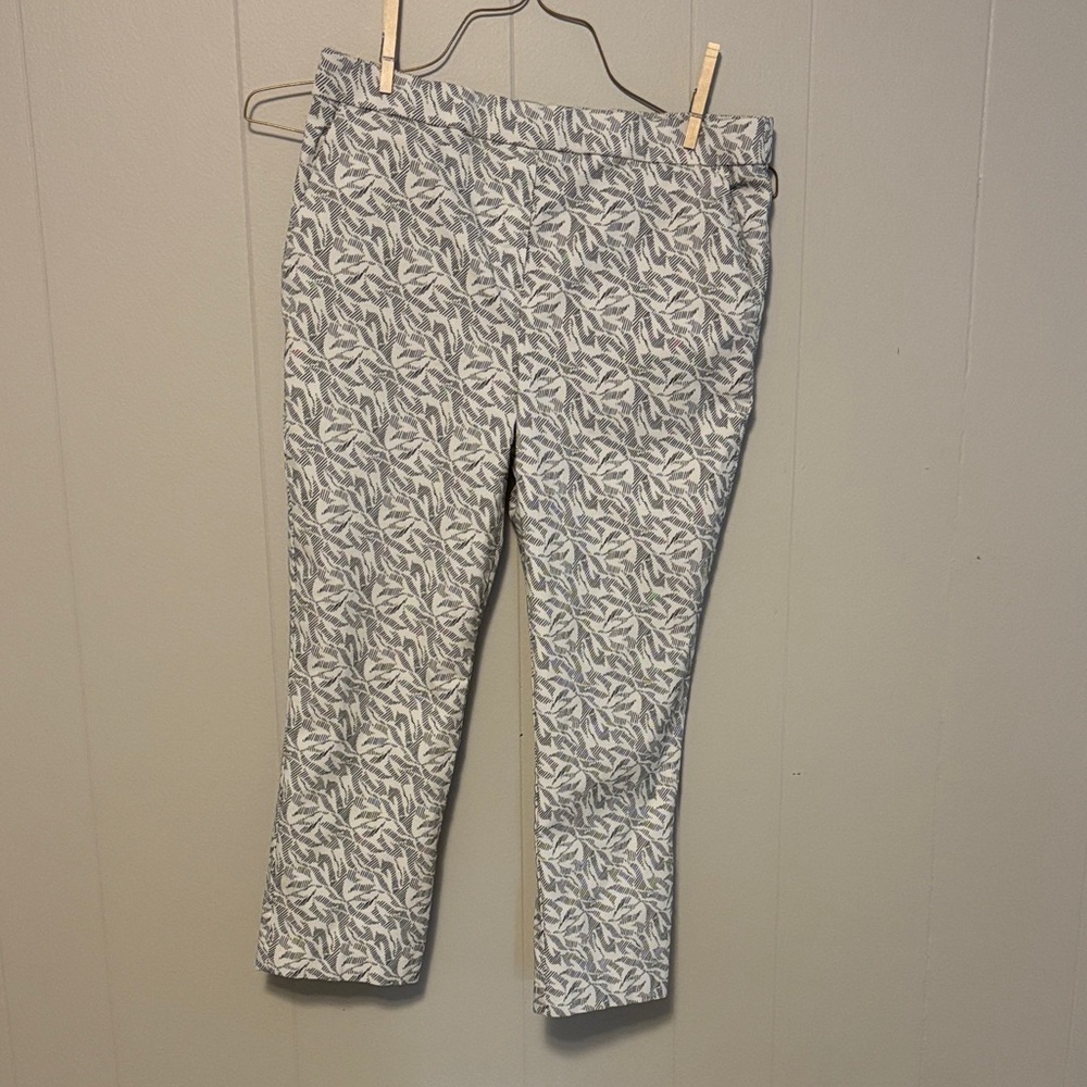 Black and White Leaf Print Capris